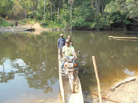 Assongi et Katangana à la traversée de rivière Apale
