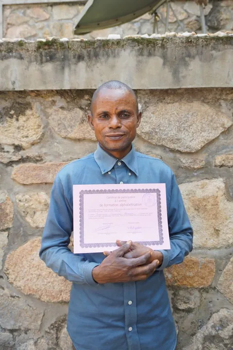 Bayasana Nomonasa Athanase, alphabétiseur